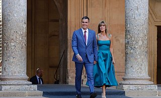 Spaniens Regierungschef Pedro Sanchez zusammen mit seiner Ehefrau Begona Gomez beim Gipfeltreffen der Europäischen Politischen Gemeinschaft in der Alhambra in Granada. - Álex Cámara/EUROPA PRESS/dpa Spaniens Regierungschef Pedro Sanchez zusammen mit seiner Ehefrau Begona Gomez beim Gipfeltreffen der Europäischen Politischen Gemeinschaft in der Alhambra in Granada. - Álex Cámara/EUROPA PRESS/dpa