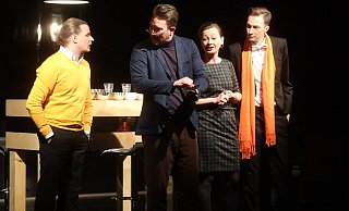 Über diesem Abend liegt kein Segen: Vincent (Benjamin Durik), Michael Bruderhofer (Pierre), Elisabeth (Zeljka Tadic) und Bernd (Rouven Kegel), v.l. prallen aufeinander. Foto: Sarah Jonek - Sarah Jonek Über diesem Abend liegt kein Segen: Vincent (Benjamin Durik), Michael Bruderhofer (Pierre), Elisabeth (Zeljka Tadic) und Bernd (Rouven Kegel), v.l. prallen aufeinander. Foto: Sarah Jonek - Sarah Jonek