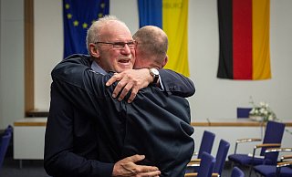 Nach der Verleihung nahm Waldemar Gamenik einige Glückwünsche entgegen. - Niklas Tüns Nach der Verleihung nahm Waldemar Gamenik einige Glückwünsche entgegen. - Niklas Tüns