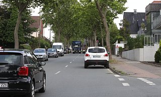 Große Bäume säumen die Elverdisser Straße. Das ist schön anzusehen, bedeutet aber, dass der Platz für alles, was wünschenswert wäre, nicht da ist. Das zeigt sich am Radweg, der über die Fläche für den Baum hinwegführt. - Peter Steinert (Archivbild) Große Bäume säumen die Elverdisser Straße. Das ist schön anzusehen, bedeutet aber, dass der Platz für alles, was wünschenswert wäre, nicht da ist. Das zeigt sich am Radweg, der über die Fläche für den Baum hinwegführt. - Peter Steinert (Archivbild)