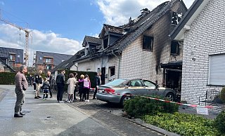 Die Nachbarschaft steht nach dem verheerenden Brand unter Schock. - Paul Brinkmann Die Nachbarschaft steht nach dem verheerenden Brand unter Schock. - Paul Brinkmann