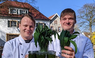 Die Köche Patrick Wyrwal (l.) und Sebastian Stüer vom Landgasthof Potthoff lieben auch privat den Geschmack von Bärlauch. Was sie häufig aus dem Kraut herstellen, ist ein Pesto. - Anja Hanneforth Die Köche Patrick Wyrwal (l.) und Sebastian Stüer vom Landgasthof Potthoff lieben auch privat den Geschmack von Bärlauch. Was sie häufig aus dem Kraut herstellen, ist ein Pesto. - Anja Hanneforth