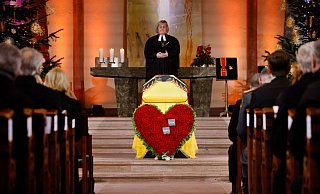 Landesbischöfin Heike Springhart leitet den Gottesdienst bei der Trauerfeier für Wolfgang Schäuble in der evangelischen Stadtkirche von Offenburg. - Philipp von Ditfurth/dpa Landesbischöfin Heike Springhart leitet den Gottesdienst bei der Trauerfeier für Wolfgang Schäuble in der evangelischen Stadtkirche von Offenburg. - Philipp von Ditfurth/dpa