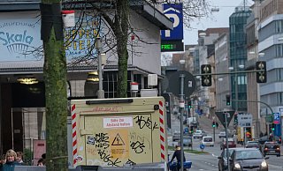 Vier Messeinrichtungen für den Stickstoffdioxidgehalt der Luft gibt es an der Herforder Straße: (v. l.) Am Baum hängt seit 2014 eine rot-weiße Messbüchse, dann folgen der elektronische Messcontainer und ein weiterer Passivsammler, alle gehören der Landesumweltbehörde. Unter einem Straßenschild hat der Handelsverband seine Messdose angebracht. - Foto: Andreas Zobe/NW Vier Messeinrichtungen für den Stickstoffdioxidgehalt der Luft gibt es an der Herforder Straße: (v. l.) Am Baum hängt seit 2014 eine rot-weiße Messbüchse, dann folgen der elektronische Messcontainer und ein weiterer Passivsammler, alle gehören der Landesumweltbehörde. Unter einem Straßenschild hat der Handelsverband seine Messdose angebracht. - Foto: Andreas Zobe/NW