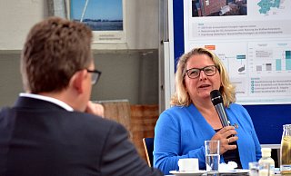 Bundesumweltministerin Svenja Schulze bezieht Stellung zu den Plänen, Stefan Schwartze (SPD) hört zu. - Katharina Eisele Bundesumweltministerin Svenja Schulze bezieht Stellung zu den Plänen, Stefan Schwartze (SPD) hört zu. - Katharina Eisele
