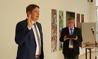 Altersvorsitzender Franz-Josef Wegener (UWB, r.) nimmt Nicolas Aisch in der konstituierenden Sitzung des Stadtrates dem Amtseid als Bürgermeister der Orgelstadt ab. - Dieter Scholz Altersvorsitzender Franz-Josef Wegener (UWB, r.) nimmt Nicolas Aisch in der konstituierenden Sitzung des Stadtrates dem Amtseid als Bürgermeister der Orgelstadt ab. - Dieter Scholz