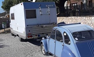 Seinen Lebensabend verbringt Walter Abrecht in einem Wohnmobil. Derzeit ist er in Südostspanien. Mit seiner Ente bleibt er vor Ort mobil. - Walter Abrecht Seinen Lebensabend verbringt Walter Abrecht in einem Wohnmobil. Derzeit ist er in Südostspanien. Mit seiner Ente bleibt er vor Ort mobil. - Walter Abrecht