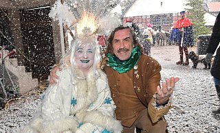 Eiskönigin Anja Schmelter und Gastgeber Norbert Morkes bei der "Anno 1280 Wyhnacht" vor zwei Jahren. Dieses Jahr fällt das Event aus. - Jens Dünhölter Eiskönigin Anja Schmelter und Gastgeber Norbert Morkes bei der "Anno 1280 Wyhnacht" vor zwei Jahren. Dieses Jahr fällt das Event aus. - Jens Dünhölter