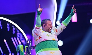Der Dino lebt: Sasha jubelt im Finale der ProSieben-Show «The Masked Singer». - Foto: Willi Weber/ProSieben/dpa Der Dino lebt: Sasha jubelt im Finale der ProSieben-Show «The Masked Singer». - Foto: Willi Weber/ProSieben/dpa