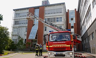 60 Bielefelder Feuerwehrkräfte waren in Sennestadt im Industriegebiet im Einsatz. - Paul Brinkmann 60 Bielefelder Feuerwehrkräfte waren in Sennestadt im Industriegebiet im Einsatz. - Paul Brinkmann