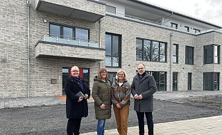 Ursula Ruberg (Leiterin technisches Bauamt), Barbara Plöger (stellvertretende Kindergartenleitung), Elke Poser (Leitung Kindergarten) und Bürgermeister Christian Carl freuen sich, dass schon bald Leben in den neuenKindergarten einzieht. - Stadt Bad Wünnenberg Ursula Ruberg (Leiterin technisches Bauamt), Barbara Plöger (stellvertretende Kindergartenleitung), Elke Poser (Leitung Kindergarten) und Bürgermeister Christian Carl freuen sich, dass schon bald Leben in den neuenKindergarten einzieht. - Stadt Bad Wünnenberg