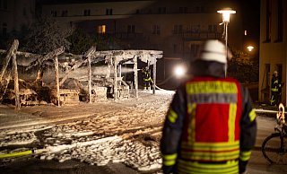 Sechs Autos gingen in Flammen auf. Außerdem entstand Sachschaden an einem Gebäude sowie einer Grünfläche. - Mike-Dennis Müller Sechs Autos gingen in Flammen auf. Außerdem entstand Sachschaden an einem Gebäude sowie einer Grünfläche. - Mike-Dennis Müller