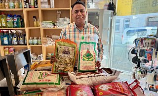 Ein riesiges Angebot: Rajinder Kumal bietet viele Produkte - aus Südostasien, vom indischen Subkontinent, aus Afrika und Südamerika. Wer exotisch kochen möchte, kommt hier voll auf seine Kosten. - Ralf T. Mischer Ein riesiges Angebot: Rajinder Kumal bietet viele Produkte - aus Südostasien, vom indischen Subkontinent, aus Afrika und Südamerika. Wer exotisch kochen möchte, kommt hier voll auf seine Kosten. - Ralf T. Mischer