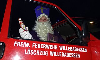 Der Nikolaus stattet den Mädchen und Jungen aus Willebadessen am 6. Dezember einen Besuch mit dem Feuerwehrauto ab. - Feuerwehr Der Nikolaus stattet den Mädchen und Jungen aus Willebadessen am 6. Dezember einen Besuch mit dem Feuerwehrauto ab. - Feuerwehr