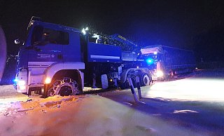 Hilfskräfte des Technischen Hilfswerks bei einem Lkw auf der A2. - THW Hilfskräfte des Technischen Hilfswerks bei einem Lkw auf der A2. - THW