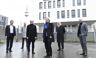 Haben sich für die rechtliche Absicherung stark gemacht: Raphael Tigges (Landtagsabgeordneter, v.l.), Sven-Georg Adenauer (Landrat), André Kuper (Landtagspräsident), Ingeborg Schramm-Wölk (Präsidentin der FH Bielefeld), Hans Beckhoff (Inhaber der Firma Beckhoff) und Henning Matthes, Beigeordneter der Stadt Gütersloh. Haben sich für die rechtliche Absicherung stark gemacht: Raphael Tigges (Landtagsabgeordneter, v.l.), Sven-Georg Adenauer (Landrat), André Kuper (Landtagspräsident), Ingeborg Schramm-Wölk (Präsidentin der FH Bielefeld), Hans Beckhoff (Inhaber der Firma Beckhoff) und Henning Matthes, Beigeordneter der Stadt Gütersloh.