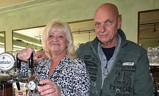 Das Wirtepaar Sabine und Frank Goller bekommt für die unerlaubte Öffnung ihres Biergartens vor dem Café Päusken in Rietberg am 1. April viel Zustimmung. - Birgit Vredenburg Das Wirtepaar Sabine und Frank Goller bekommt für die unerlaubte Öffnung ihres Biergartens vor dem Café Päusken in Rietberg am 1. April viel Zustimmung. - Birgit Vredenburg