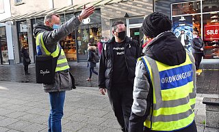 Die meisten Verstöße stellte die Behörde bei den Kontaktregeln fest. Aktuell sind aber vor allem Maskenmuffel auffallend. - Barbara Franke Die meisten Verstöße stellte die Behörde bei den Kontaktregeln fest. Aktuell sind aber vor allem Maskenmuffel auffallend. - Barbara Franke