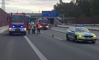 Die Autobahnpolizei sperrte während der Räumungsarbeiten die Fahrbahn Richtung Osnabrück auf Höhe der Abfahrt Halle für etwa eine Stunde. - Andreas Eickhoff Die Autobahnpolizei sperrte während der Räumungsarbeiten die Fahrbahn Richtung Osnabrück auf Höhe der Abfahrt Halle für etwa eine Stunde. - Andreas Eickhoff