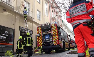 Der Mann, in dessen Wohnung es brannte, wird von der Feuerwehr über eine Leiter gerettet. - Dirk Windmöller Der Mann, in dessen Wohnung es brannte, wird von der Feuerwehr über eine Leiter gerettet. - Dirk Windmöller