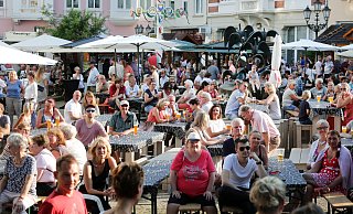 So voll wie beim Weinmarkt auf dem Gänsemarkt beim Hoeker-Fest 2019 wird es wohl dieses Jahr noch nicht wieder werden dürfen. - Frank-Michael Kiel-Steinkamp So voll wie beim Weinmarkt auf dem Gänsemarkt beim Hoeker-Fest 2019 wird es wohl dieses Jahr noch nicht wieder werden dürfen. - Frank-Michael Kiel-Steinkamp