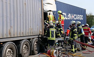 Im September vergangenen Jahres wurde ein Kleinbus an einem Stauende auf der A 44 zwischen zwei Lastzügen geradezu zermalmt. Vier Insassen starben, der Lkw-Fahrer wurde schwer verletzt. - Archiv/Ralph Meyer Im September vergangenen Jahres wurde ein Kleinbus an einem Stauende auf der A 44 zwischen zwei Lastzügen geradezu zermalmt. Vier Insassen starben, der Lkw-Fahrer wurde schwer verletzt. - Archiv/Ralph Meyer