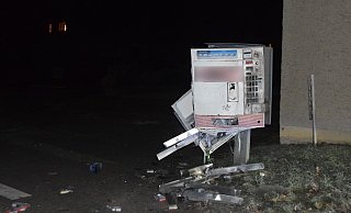 Weil sie pleite waren, sprengten drei junge Männer aus dem Kreis Höxter einen Zigarettenautomaten in Marienmünster-Vörden. Vergleichbar mit diesem, der in Kirchlengern durch eine Explosion zerstört wurde. - Polizei Herford Weil sie pleite waren, sprengten drei junge Männer aus dem Kreis Höxter einen Zigarettenautomaten in Marienmünster-Vörden. Vergleichbar mit diesem, der in Kirchlengern durch eine Explosion zerstört wurde. - Polizei Herford