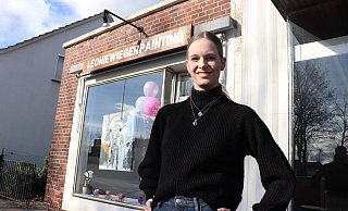 Leonie Wieger hat eine kleine Galerie an der Hauptstraße 10 eröffnet. Im Schaufenster zeigt die 23-Jährige eines ihrer Bilder. - Marion Pokorra-Brockschmidt Leonie Wieger hat eine kleine Galerie an der Hauptstraße 10 eröffnet. Im Schaufenster zeigt die 23-Jährige eines ihrer Bilder. - Marion Pokorra-Brockschmidt
