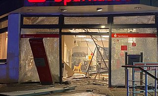 Die Bank ist bei der Sprengung erheblich beschädigt worden. - Feuerwehr Borchen Die Bank ist bei der Sprengung erheblich beschädigt worden. - Feuerwehr Borchen