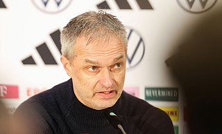 Bundestrainer Christian Wück gibt das Aufgebot für die Schottland-Spiele bekannt - Daniel Löb/dpa Bundestrainer Christian Wück gibt das Aufgebot für die Schottland-Spiele bekannt - Daniel Löb/dpa