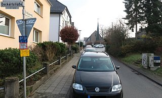 Blick von unten: Hier geht es oben links in den Pellaweg, rechts in den Stephanusweg. Wenn man durchkommt. - Kurt Ehmke Blick von unten: Hier geht es oben links in den Pellaweg, rechts in den Stephanusweg. Wenn man durchkommt. - Kurt Ehmke