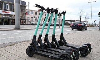 Statt abgestellt vor dem Bahnhof landete ein E-Scooter im Gleisbett der Bahnanlage. (Themenbild) - Holger Kosbab Statt abgestellt vor dem Bahnhof landete ein E-Scooter im Gleisbett der Bahnanlage. (Themenbild) - Holger Kosbab