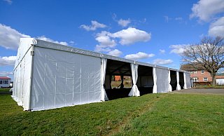 Blasheimer Markt: Auf dem Platz, auf dem vor der Pandemie ausgelassenes Kirmestreiben im Herbst herrscht, wird jetzt ein Corona-Testzentrum für kostenlose Antigen-Schnelltests errichtet. - Heike von Schulz Blasheimer Markt: Auf dem Platz, auf dem vor der Pandemie ausgelassenes Kirmestreiben im Herbst herrscht, wird jetzt ein Corona-Testzentrum für kostenlose Antigen-Schnelltests errichtet. - Heike von Schulz
