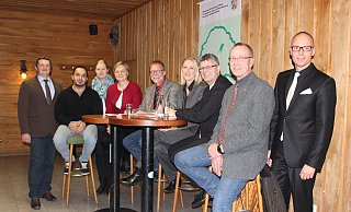 Auf dem Podium: Markus Hagemann (Ortsbürgermeister von Niesen, v. l.), Achmed Yazjy aus Syrien, Übersetzerin Theresa Bußmann, Gemeindereferentin Ursula Bußmann, Verena Homburg, Leiterin der Arbeitsagentur-Geschäftsstelle Höxter-Warburg, Bundestagsabgeordneter Christian Haase (CDU), Bürgermeister Hans Hermann Bluhm, Heiko Hansmann, CDU-Stadtverbandsvorsitzender und Ortsbürgermeister von Engar. - Saskia Jochheim Auf dem Podium: Markus Hagemann (Ortsbürgermeister von Niesen, v. l.), Achmed Yazjy aus Syrien, Übersetzerin Theresa Bußmann, Gemeindereferentin Ursula Bußmann, Verena Homburg, Leiterin der Arbeitsagentur-Geschäftsstelle Höxter-Warburg, Bundestagsabgeordneter Christian Haase (CDU), Bürgermeister Hans Hermann Bluhm, Heiko Hansmann, CDU-Stadtverbandsvorsitzender und Ortsbürgermeister von Engar. - Saskia Jochheim