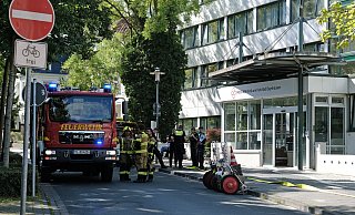In der Klinik am Park am Westkorso hat ein Zimmer gebrannt. Rund 160 Patienten und 50 Mitarbeiter mussten das Gebäude verlassen. - Thorsten Gödecker In der Klinik am Park am Westkorso hat ein Zimmer gebrannt. Rund 160 Patienten und 50 Mitarbeiter mussten das Gebäude verlassen. - Thorsten Gödecker