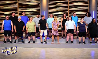 Vor dem Wiegen macht sich Nervosität breit - auch bei Jessica (vorne, 2. v. r.). Am Ende zeigt sich die Löhnerin sprachlos. - Seven.One Entertainment Group GmbH Vor dem Wiegen macht sich Nervosität breit - auch bei Jessica (vorne, 2. v. r.). Am Ende zeigt sich die Löhnerin sprachlos. - Seven.One Entertainment Group GmbH