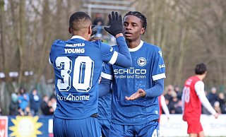 Doppeltorschütze für Arminia in der ersten Halbzeit: Daniel Sumbu (hier mit Isaiah Young) empfiehlt sich für die Startelf auch beim Rückrundenauftakt in einer Woche gegen Energie Cottbus. - Oliver Krato Doppeltorschütze für Arminia in der ersten Halbzeit: Daniel Sumbu (hier mit Isaiah Young) empfiehlt sich für die Startelf auch beim Rückrundenauftakt in einer Woche gegen Energie Cottbus. - Oliver Krato
