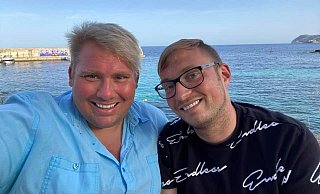 Sven (l.) und Sebi Florijan sind froh, auf der Ferieninsel Mallorca endlich durchstarten zu können. Nicht nur beruflich, sondern auch privat läuft es bei dem Ehepaar. - Privat/Florijan Sven (l.) und Sebi Florijan sind froh, auf der Ferieninsel Mallorca endlich durchstarten zu können. Nicht nur beruflich, sondern auch privat läuft es bei dem Ehepaar. - Privat/Florijan