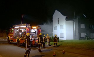 Feuerwehrleute rüsten sich aus, um den Brand in der Tiefgarage am Königsbuscher Weg zu bekämpfen. - Ralph Meyer Feuerwehrleute rüsten sich aus, um den Brand in der Tiefgarage am Königsbuscher Weg zu bekämpfen. - Ralph Meyer