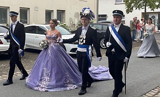 Das junge Bonenburger Königspaar, Bastian Tewes und Marlen Wiemers, bezaubert Bonenburg. - Sophia Bruch Das junge Bonenburger Königspaar, Bastian Tewes und Marlen Wiemers, bezaubert Bonenburg. - Sophia Bruch