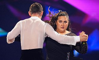 Raus aus der Komfortzone: Am Freitag legte Selfiesandra mit ihrem Tanzpartner Zsolt Sándor Cseke eine Rumba hin, die das Publikum mit viel Applaus begleitete. - Foto: RTL / Stefan Gregorowius Raus aus der Komfortzone: Am Freitag legte Selfiesandra mit ihrem Tanzpartner Zsolt Sándor Cseke eine Rumba hin, die das Publikum mit viel Applaus begleitete. - Foto: RTL / Stefan Gregorowius