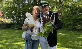 Marcus Loeper ist neuer König in Weiberg. Zur Königin nimmt er seine Frau Isabella. - Johannes Büttner Marcus Loeper ist neuer König in Weiberg. Zur Königin nimmt er seine Frau Isabella. - Johannes Büttner