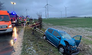 Der Opel Karl wurde bei dem Frontalzusammenstoß eine Böschung hinunter geschleudert. - Ralph Meyer Der Opel Karl wurde bei dem Frontalzusammenstoß eine Böschung hinunter geschleudert. - Ralph Meyer