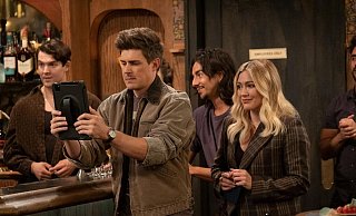 Neue Serie, alte Idee: Der Ableger der Kultserie «How I Met Your Mother» startete am 8. Juni 2022 auf Disney+. - Foto: Patrick Wymore/Hulu/Disney+/dpa Neue Serie, alte Idee: Der Ableger der Kultserie «How I Met Your Mother» startete am 8. Juni 2022 auf Disney+. - Foto: Patrick Wymore/Hulu/Disney+/dpa