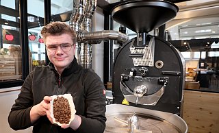 Juniorchef Moritz Stecker röstet schonend Bio-Kaffeebohnen in der Röstmaschine am Stand in der Markthalle. - Frank-Michael Kiel-Steinkamp Juniorchef Moritz Stecker röstet schonend Bio-Kaffeebohnen in der Röstmaschine am Stand in der Markthalle. - Frank-Michael Kiel-Steinkamp