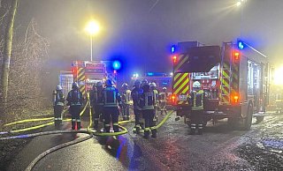 Mit den Löschfahrzeugen kam die Feuerwehr nur bis zum Waldrand. Der Weg zur brennenden Scheune musste freigeschnitten werden. - Feuerwehr Borchen Mit den Löschfahrzeugen kam die Feuerwehr nur bis zum Waldrand. Der Weg zur brennenden Scheune musste freigeschnitten werden. - Feuerwehr Borchen