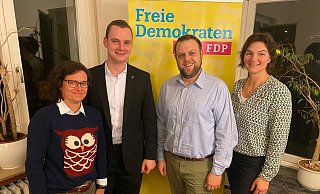 Der nominierte Bürgermeisterkandidat Alexander Senn mit den Vorstandsmitgliedern Simone Lenz (l.), Anke Zillmann (r.) und dem Stadtverbandsvorsitzenden Sascha Pöppe (2.v.l.). - FDP Paderborn Der nominierte Bürgermeisterkandidat Alexander Senn mit den Vorstandsmitgliedern Simone Lenz (l.), Anke Zillmann (r.) und dem Stadtverbandsvorsitzenden Sascha Pöppe (2.v.l.). - FDP Paderborn