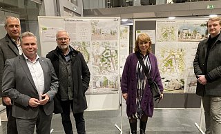 Zwei Entwürfe erhielten beim Janup-Wettbewerb den zweiten Platz. Einer von ihnen wird nun realisiert. Die besten Entwürfe werden präsentiert von Stadtbaudezernent Peter Maria Böhm, Bürgermeister Tim Kähler, Projektbetreuer - Matthias Bungeroth Zwei Entwürfe erhielten beim Janup-Wettbewerb den zweiten Platz. Einer von ihnen wird nun realisiert. Die besten Entwürfe werden präsentiert von Stadtbaudezernent Peter Maria Böhm, Bürgermeister Tim Kähler, Projektbetreuer - Matthias Bungeroth