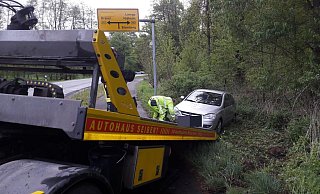 Ein mit vier Personen besetzter Corsa verunglückte am Samstag kurz vor der Kreuzung zur Bundesstraße 252. - Burkhard Battran Ein mit vier Personen besetzter Corsa verunglückte am Samstag kurz vor der Kreuzung zur Bundesstraße 252. - Burkhard Battran