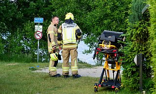 Einsatzkräfte der Paderborner Feuerwehr warten in Ufernähe, während Notarzt und Notfallsanitäter um das Leben des verunfallten Mannes kämpfen. - Ralph Meyer Einsatzkräfte der Paderborner Feuerwehr warten in Ufernähe, während Notarzt und Notfallsanitäter um das Leben des verunfallten Mannes kämpfen. - Ralph Meyer